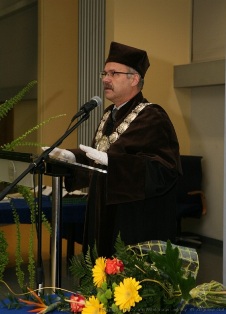 Absolwenci otrzymali dyplomy Absolwenci otrzymali dyplomy