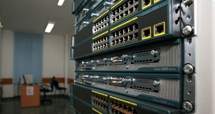 Pracownia Lokalnej Akademii Sieci Cisco w PWSZ im. Witelona w Legnicy Pracownia Lokalnej Akademii Sieci Cisco w PWSZ im. Witelona w Legnicy