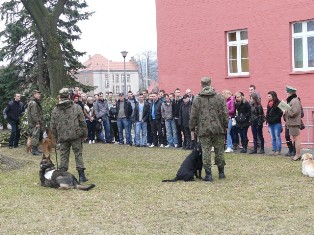 Studenci z wizytą w Ośrodku Szkoleń Specjalistycznych Straży Granicznej w Lubaniu Studenci z wizytą w Ośrodku Szkoleń Specjalistycznych Straży Granicznej w Lubaniu